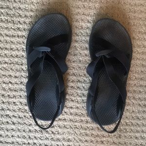 LIGHTLY WORN All black single strap Chaco!